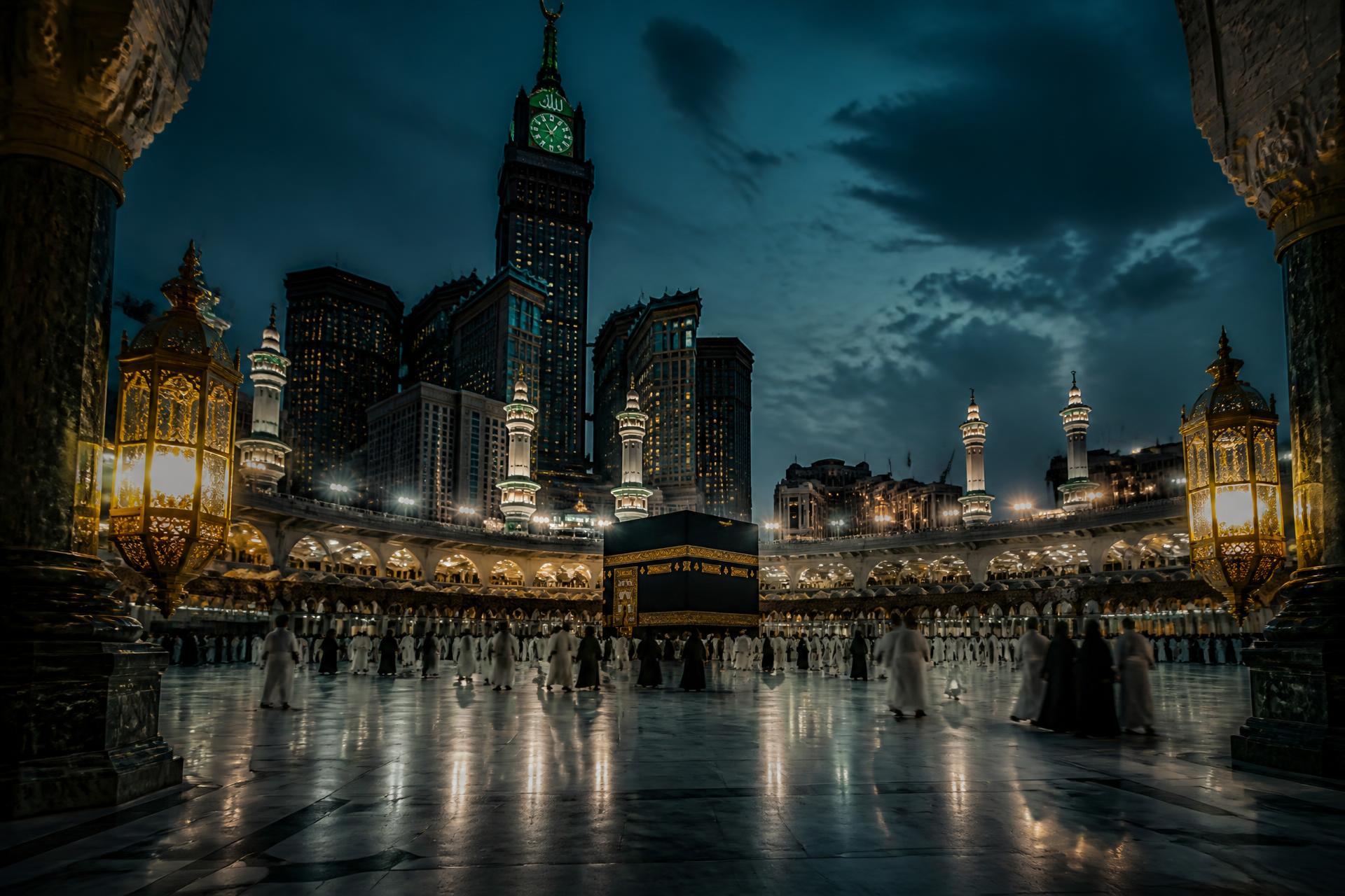 A wide view across Makkah and the surrounding mountains